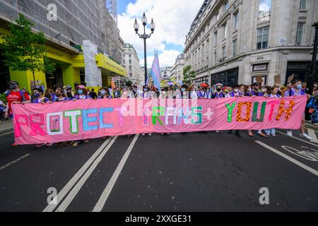 Zu Beginn des Londoner Trans+ Pride marsches treten marschierer für mehr Transgender-Rechte ein. Der marsch begann am Langham Place and End Stockfoto