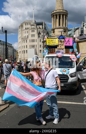 Zu Beginn des Londoner Trans+ Pride marsches treten marschierer für mehr Transgender-Rechte ein. Der marsch begann am Langham Place and End Stockfoto