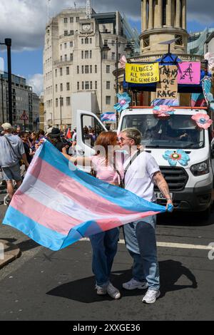 Zu Beginn des Londoner Trans+ Pride marsches treten marschierer für mehr Transgender-Rechte ein. Der marsch begann am Langham Place and End Stockfoto