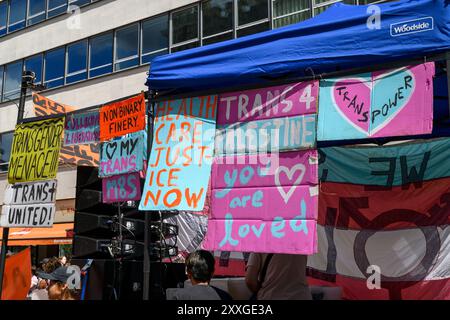 Zu Beginn des Londoner Trans+ Pride marsches treten marschierer für mehr Transgender-Rechte ein. Der marsch begann am Langham Place and End Stockfoto