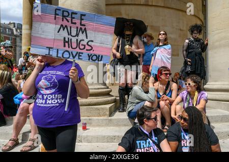 Zu Beginn des Londoner Trans+ Pride marsches treten marschierer für mehr Transgender-Rechte ein. Der marsch begann am Langham Place and End Stockfoto