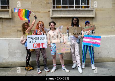 Zu Beginn des Londoner Trans+ Pride marsches treten marschierer für mehr Transgender-Rechte ein. Der marsch begann am Langham Place and End Stockfoto