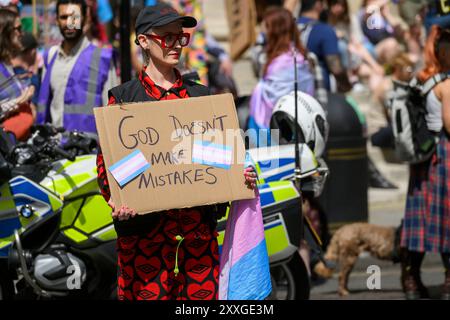 Zu Beginn des Londoner Trans+ Pride marsches treten marschierer für mehr Transgender-Rechte ein. Der marsch begann am Langham Place and End Stockfoto