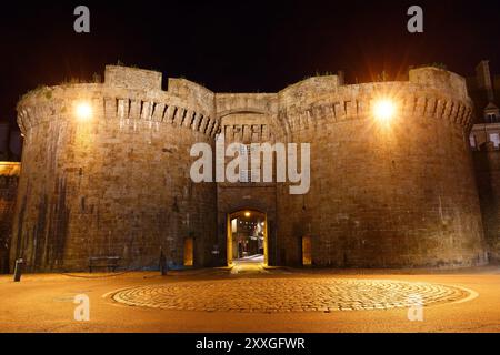 Das große Tor von Saint Malo ist einer der größten Tore durch die Stadtmauern und in die Altstadt. St. Malo, Bretagne. Frankreich. Stockfoto