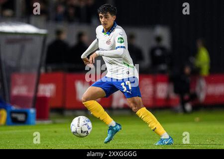 Almere, Niederlande. August 2024. ALMERE, NIEDERLANDE - 24. AUGUST: Richard Ledezma von PSV Dribbles während des niederländischen Eredivisie-Spiels zwischen Almere City FC und PSV im Yanmar Stadion am 24. August 2024 in Almere, Niederlande. (Foto von Patrick Goosen/Orange Pictures) Credit: dpa/Alamy Live News Stockfoto