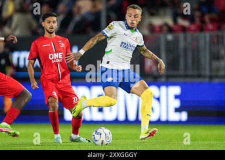 Almere, Niederlande. August 2024. ALMERE, NIEDERLANDE - 24. AUGUST: Noa lang von PSV Dribbles während des niederländischen Eredivisie-Spiels zwischen Almere City FC und PSV im Yanmar Stadion am 24. August 2024 in Almere, Niederlande. (Foto von Patrick Goosen/Orange Pictures) Credit: dpa/Alamy Live News Stockfoto