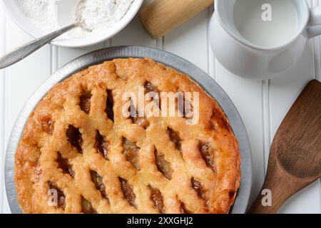 Frisch gebackener Apfelkuchen mit Gitterkruste. Der Kuchen ist von Backwaren umgeben. Hogh-Winkel. Horizontales Format. Stockfoto