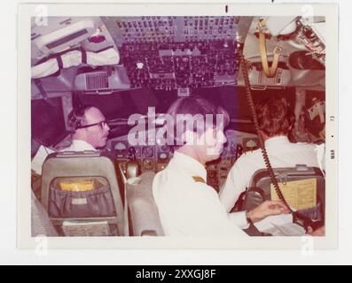 Vintage-Schnappschuss eines Piloten, Co-Piloten und Navigators in einem panamerikanischen Boeing 707 Flug, 1973 Stockfoto