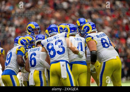 Cypress, Texas, USA. August 2024. Rams Offense spielen im NRG Stadium in Houston vor dem Spiel der Houston Texans und Los Angeles Rams. (Kreditbild: © Domenic Grey/ZUMA Press Wire) NUR REDAKTIONELLE VERWENDUNG! Nicht für kommerzielle ZWECKE! Quelle: ZUMA Press, Inc./Alamy Live News Stockfoto