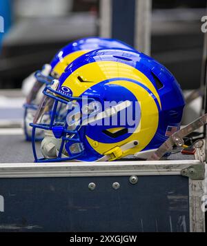 Cypress, Texas, USA. August 2024. Die Rams-Helme sitzen im NRG Stadium in Houston bei den Houston Texans und den Los Angeles Rams auf einem Fall. (Kreditbild: © Domenic Grey/ZUMA Press Wire) NUR REDAKTIONELLE VERWENDUNG! Nicht für kommerzielle ZWECKE! Quelle: ZUMA Press, Inc./Alamy Live News Stockfoto