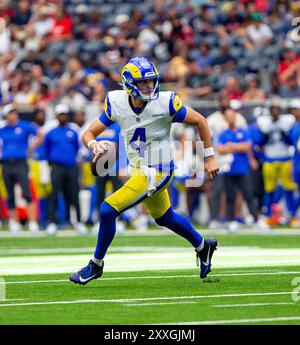 Cypress, Texas, USA. August 2024. Rams Quarterback DRESSER WINN (4) rollt nach rechts, während des Spiels der Houston Texans und Los Angeles Rams im NRG Stadium in Houston. (Kreditbild: © Domenic Grey/ZUMA Press Wire) NUR REDAKTIONELLE VERWENDUNG! Nicht für kommerzielle ZWECKE! Quelle: ZUMA Press, Inc./Alamy Live News Stockfoto