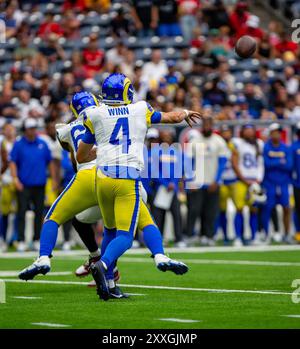 Cypress, Texas, USA. August 2024. Rams Quarterback DRESSER WINN (4) macht einen Wurf während des Spiels der Houston Texans und Los Angeles Rams im NRG Stadium in Houston. (Kreditbild: © Domenic Grey/ZUMA Press Wire) NUR REDAKTIONELLE VERWENDUNG! Nicht für kommerzielle ZWECKE! Quelle: ZUMA Press, Inc./Alamy Live News Stockfoto