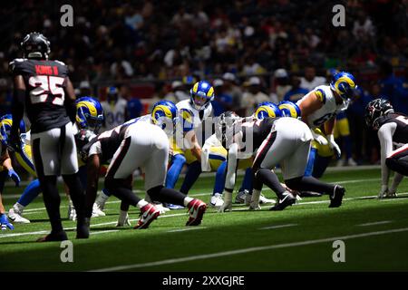 Cypress, Texas, USA. August 2024. Rams Quarterback DRESSER WINN (4) überprüft mit seinen Empfängern während des Spiels der Houston Texans und Los Angeles Rams im NRG Stadium in Houston. (Kreditbild: © Domenic Grey/ZUMA Press Wire) NUR REDAKTIONELLE VERWENDUNG! Nicht für kommerzielle ZWECKE! Quelle: ZUMA Press, Inc./Alamy Live News Stockfoto