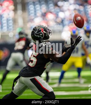 Cypress, Texas, USA. August 2024. Texans Cornerback DESMOND KING (25) lässt während des Spiels der Houston Texans und Los Angeles Rams im NRG Stadium in Houston einen Punt fallen. (Kreditbild: © Domenic Grey/ZUMA Press Wire) NUR REDAKTIONELLE VERWENDUNG! Nicht für kommerzielle ZWECKE! Quelle: ZUMA Press, Inc./Alamy Live News Stockfoto