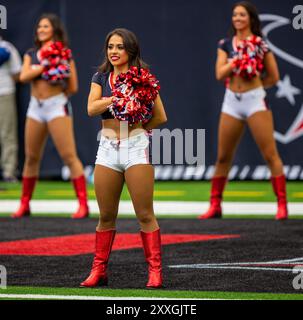 Cypress, Texas, USA. August 2024. Texans Cheerleader sehen sich vor dem Spiel der Houston Texans und Los Angeles Rams im NRG Stadium in Houston Aufwärmrunden an. (Kreditbild: © Domenic Grey/ZUMA Press Wire) NUR REDAKTIONELLE VERWENDUNG! Nicht für kommerzielle ZWECKE! Quelle: ZUMA Press, Inc./Alamy Live News Stockfoto