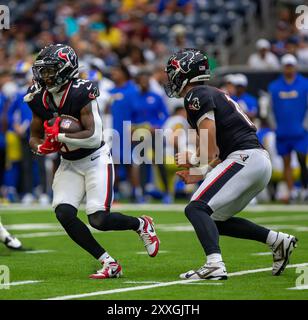 Cypress, Texas, USA. August 2024. Texans Running Back JAWHAR JORDAN (42) übernimmt die Übergabe während des Spiels der Houston Texans und Los Angeles Rams im NRG Stadium in Houston. (Kreditbild: © Domenic Grey/ZUMA Press Wire) NUR REDAKTIONELLE VERWENDUNG! Nicht für kommerzielle ZWECKE! Quelle: ZUMA Press, Inc./Alamy Live News Stockfoto