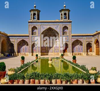 Shiraz, Iran, 06.27.2023: Nasir-ol-Molk-Moschee oder Rosa Moschee, Shiraz, Fars, Iran Stockfoto