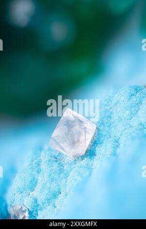 Quarz auf blauer Plancheite, mit grüner Dioptase. Exemplar aus sanda mindouli, Kongo. Mikrofotografie extreme Nahaufnahme. Mikroskop Mineralkristall ph Stockfoto