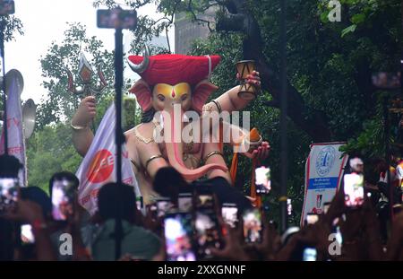 Mumb Ai, Indien. August 2024. MUMBAI, INDIEN – 24. AUGUST: Devotees tragen ein Idol des Lords Ganesha durch die Straße vor dem Ganesh Chaturthi Festival am 24. August 2024 in Mumbai, Indien. (Foto: Bhushan Koyande/Hindustan Times/SIPA USA) Credit: SIPA USA/Alamy Live News Stockfoto