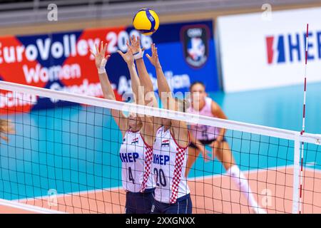 Osijek, Hrvatska. August 2024. Bozana Butigan (L) und Leonarda Grabic (R) aus Kroatien versuchen, den Ball während des CEV EuroVolley 2026 Qualifikationsspiels der Frau in Osijek, Kroatien, am 24. August 2024 zu blockieren. Foto: Borna Jaksic/PIXSELL Credit: Pixsell/Alamy Live News Stockfoto