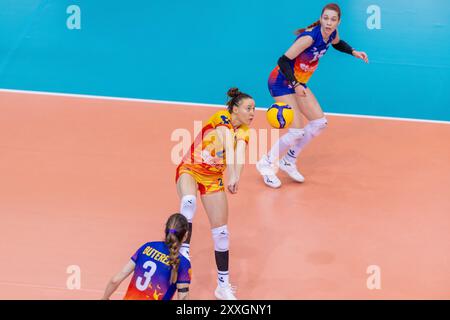 Osijek, Hrvatska. August 2024. Diana Veres aus Rumänien erhält den Ball während des CEV EuroVolley 2026 Qualifikationsspiels der Frau zwischen Kroatien und Rumänien am 24. August 2024 in Osijek, Kroatien. Foto: Borna Jaksic/PIXSELL Credit: Pixsell/Alamy Live News Stockfoto