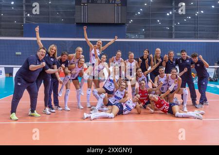 Osijek, Hrvatska. August 2024. Das Team Kroatien feiert am 24. August 2024 das CEV EuroVolley 2026-Qualifikationsspiel der Frau zwischen Kroatien und Rumänien in Osijek, Kroatien. Foto: Borna Jaksic/PIXSELL Credit: Pixsell/Alamy Live News Stockfoto