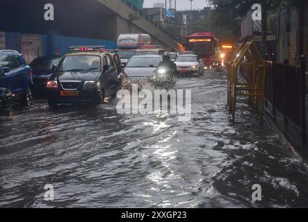 Mumbai, Indien. August 2024. MUMBAI, INDIEN - 24. AUGUST: Fahrzeuge fahren durch die Wasserdurchtrennung auf der Straße während des Monsunregens, bei Byculla, am 24. August 2024 in Mumbai, Indien. (Foto: Bhushan Koyande/Hindustan Times/SIPA USA) Credit: SIPA USA/Alamy Live News Stockfoto