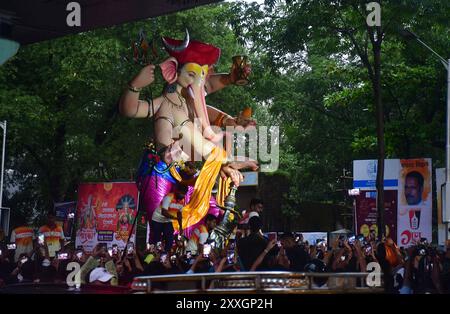 Mumb Ai, Indien. August 2024. MUMBAI, INDIEN – 24. AUGUST: Devotees tragen ein Idol des Lords Ganesha durch die Straße vor dem Ganesh Chaturthi Festival am 24. August 2024 in Mumbai, Indien. (Foto: Bhushan Koyande/Hindustan Times/SIPA USA) Credit: SIPA USA/Alamy Live News Stockfoto