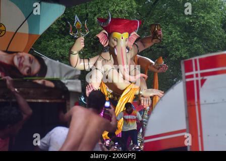 Mumb Ai, Indien. August 2024. MUMBAI, INDIEN – 24. AUGUST: Devotees tragen ein Idol des Lords Ganesha durch die Straße vor dem Ganesh Chaturthi Festival am 24. August 2024 in Mumbai, Indien. (Foto: Bhushan Koyande/Hindustan Times/SIPA USA) Credit: SIPA USA/Alamy Live News Stockfoto