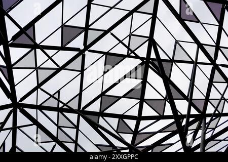 Eine moderne Glasdecke mit unregelmäßigen geometrischen Mustern Stockfoto