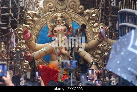 Mumb Ai, Indien. August 2024. MUMBAI, INDIEN – 24. AUGUST: Devotees tragen ein Idol des Lords Ganesha durch die Straße vor dem Ganesh Chaturthi Festival am 24. August 2024 in Mumbai, Indien. (Foto: Bhushan Koyande/Hindustan Times/SIPA USA) Credit: SIPA USA/Alamy Live News Stockfoto