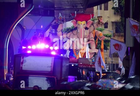 Mumb Ai, Indien. August 2024. MUMBAI, INDIEN – 24. AUGUST: Devotees tragen ein Idol des Lords Ganesha durch die Straße vor dem Ganesh Chaturthi Festival am 24. August 2024 in Mumbai, Indien. (Foto: Bhushan Koyande/Hindustan Times/SIPA USA) Credit: SIPA USA/Alamy Live News Stockfoto