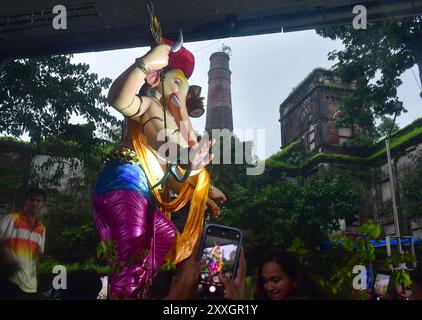 Mumb Ai, Indien. August 2024. MUMBAI, INDIEN – 24. AUGUST: Devotees tragen ein Idol des Lords Ganesha durch die Straße vor dem Ganesh Chaturthi Festival am 24. August 2024 in Mumbai, Indien. (Foto: Bhushan Koyande/Hindustan Times/SIPA USA) Credit: SIPA USA/Alamy Live News Stockfoto