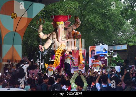 Mumb Ai, Indien. August 2024. MUMBAI, INDIEN – 24. AUGUST: Devotees tragen ein Idol des Lords Ganesha durch die Straße vor dem Ganesh Chaturthi Festival am 24. August 2024 in Mumbai, Indien. (Foto: Bhushan Koyande/Hindustan Times/SIPA USA) Credit: SIPA USA/Alamy Live News Stockfoto