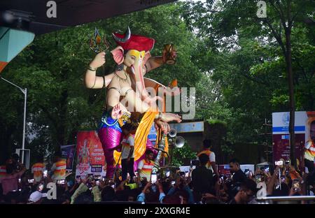 Mumb Ai, Indien. August 2024. MUMBAI, INDIEN – 24. AUGUST: Devotees tragen ein Idol des Lords Ganesha durch die Straße vor dem Ganesh Chaturthi Festival am 24. August 2024 in Mumbai, Indien. (Foto: Bhushan Koyande/Hindustan Times/SIPA USA) Credit: SIPA USA/Alamy Live News Stockfoto