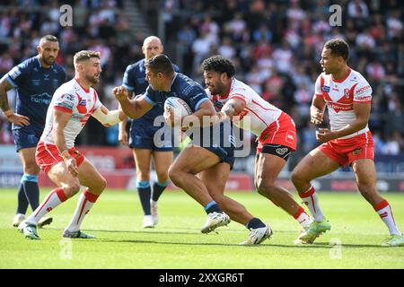 St. Helens, England - 24. August 2024 - Ryan Hall (5) der Hull Kingston Rovers, die von Tommy Makinson aus St Helens und Waqa Blake aus St Helens angegriffen wurde. Rugby League Betfred Super League, St. Helens vs Hull Kingston Rovers im Totally Wicked Stadium, St. Helens, UK Dean Williams Stockfoto