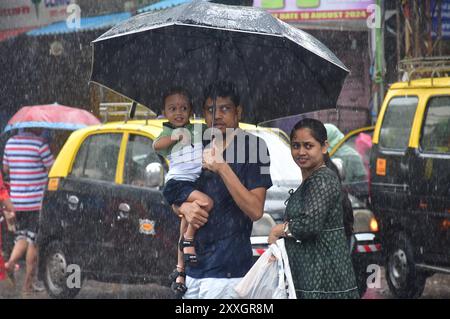 Mumbai, Indien. August 2024. MUMBAI, INDIEN - 24. AUGUST: Menschen durchqueren den starken Regen auf der Straße während des Monsunregens in der Gegend von Byculla am 24. August 2024 in Mumbai, Indien. (Foto: Bhushan Koyande/Hindustan Times/SIPA USA) Credit: SIPA USA/Alamy Live News Stockfoto