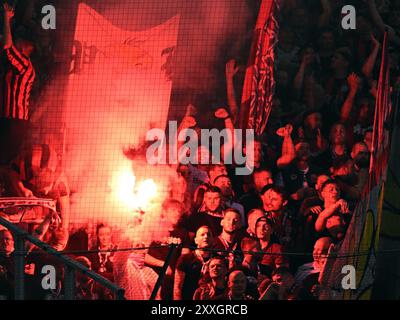 MONCHENGLADBACH - Bayer 04 Leverkusen-Fans beim Bundesliga-Spiel zwischen Borussia Monchengladbach und Bayer 04 Leverkusen am 23. August 2024 im Stadion Borussia Park in Mönchengladbach. ANP | Hollandse Hoogte | GERRIT VAN KEULEN Stockfoto