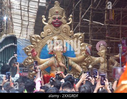 Mumb Ai, Indien. August 2024. MUMBAI, INDIEN – 24. AUGUST: Devotees tragen ein Idol des Lords Ganesha durch die Straße vor dem Ganesh Chaturthi Festival am 24. August 2024 in Mumbai, Indien. (Foto: Bhushan Koyande/Hindustan Times/SIPA USA) Credit: SIPA USA/Alamy Live News Stockfoto