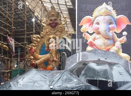 Mumb Ai, Indien. August 2024. MUMBAI, INDIEN – 24. AUGUST: Devotees tragen ein Idol des Lords Ganesha durch die Straße vor dem Ganesh Chaturthi Festival am 24. August 2024 in Mumbai, Indien. (Foto: Bhushan Koyande/Hindustan Times/SIPA USA) Credit: SIPA USA/Alamy Live News Stockfoto