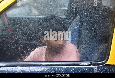 Mumbai, Indien. August 2024. MUMBAI, INDIEN - 24. AUGUST: Menschen durchqueren den starken Regen auf der Straße während des Monsunregens in der Gegend von Byculla am 24. August 2024 in Mumbai, Indien. (Foto: Bhushan Koyande/Hindustan Times/SIPA USA) Credit: SIPA USA/Alamy Live News Stockfoto