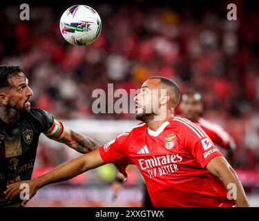 Portugal. August 2024. Miguel Lopes Verteidiger von Estrela Amadora kämpfte um den Ball mit Arthur Cabral Stürmer von SL Benfica während des Liga Portugal Betclic Matches zwischen SL Benfica und CF Estrela Amadora am 24. August 2024 in Lissabon, Portugal (Valter Gouveia/SPP) Credit: SPP Sport Press Photo. /Alamy Live News Stockfoto