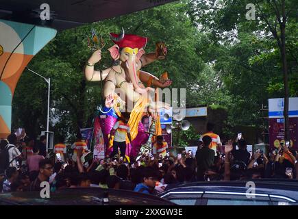 Mumb Ai, Indien. August 2024. MUMBAI, INDIEN – 24. AUGUST: Devotees tragen ein Idol des Lords Ganesha durch die Straße vor dem Ganesh Chaturthi Festival am 24. August 2024 in Mumbai, Indien. (Foto: Bhushan Koyande/Hindustan Times/SIPA USA) Credit: SIPA USA/Alamy Live News Stockfoto