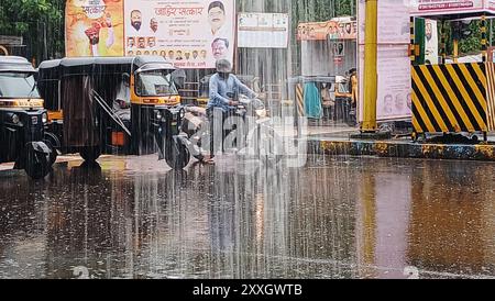 Mumbai, Indien. August 2024. MUMBAI, INDIEN - 24. AUGUST 2024: Menschen stecken während des Monsunregens in der Gegend von Byculla in Thane fest. (Foto: Praful Gangurde/Hindustan Times/SIPA USA) Credit: SIPA USA/Alamy Live News Stockfoto