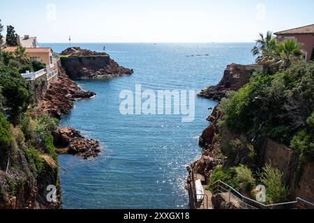 Blick auf die Corniche d’Or oder Corniche de l’Esterel wunderschöne Küstenstraße, kristallblaues Meer und Himmel kombiniert mit rötlicher Farbe des Massif de l’Est Stockfoto