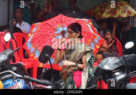 Mumbai, Indien. August 2024. MUMBAI, INDIEN - 24. AUGUST: Menschen durchqueren den starken Regen auf der Straße während des Monsunregens in der Gegend von Byculla am 24. August 2024 in Mumbai, Indien. (Foto: Bhushan Koyande/Hindustan Times/SIPA USA) Credit: SIPA USA/Alamy Live News Stockfoto