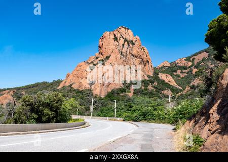 Blick auf die Corniche d’Or oder Corniche de l’Esterel wunderschöne Küstenstraße, kristallblaues Meer und Himmel kombiniert mit rötlicher Farbe des Massif de l’Est Stockfoto