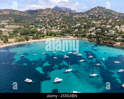 Panoramablick von oben auf das blaue Mittelmeer dea, Sandstrand der Stadt Agay, Sommerferienziel in der Nähe der roten Berge von Esterel, französische Riviera, Stockfoto