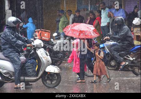 Mumbai, Indien. August 2024. MUMBAI, INDIEN - 24. AUGUST: Menschen durchqueren den starken Regen auf der Straße während des Monsunregens in der Gegend von Byculla am 24. August 2024 in Mumbai, Indien. (Foto: Bhushan Koyande/Hindustan Times/SIPA USA) Credit: SIPA USA/Alamy Live News Stockfoto