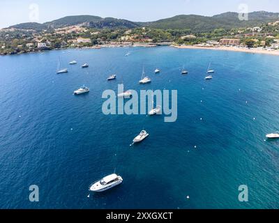 Panoramablick von oben auf das blaue Mittelmeer dea, Sandstrand der Stadt Agay, Sommerferienziel in der Nähe der roten Berge von Esterel, französische Riviera, Stockfoto